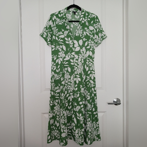 Ann Taylor Dresses & Skirts - Ann Taylor - Lovely Floral Dress! ❤️